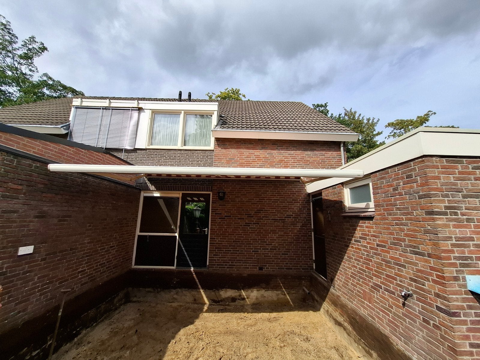Zonnescherm buiten, 5m breed, met 2 repareerbare scheuren, Ophalen