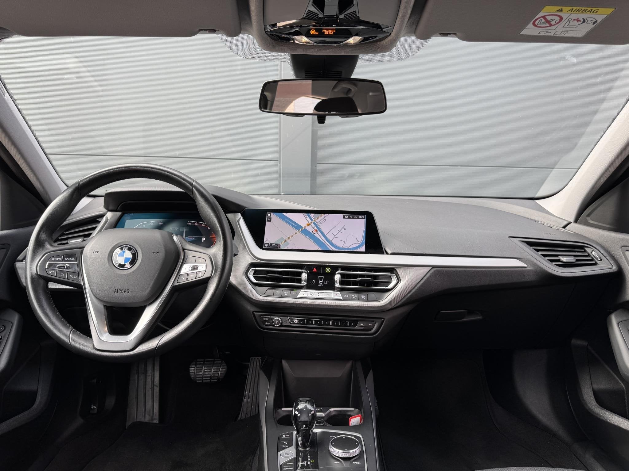 BMW 1-serie 118 Edition / Geen Import / 100% Onderhoud, Auto's, Gebruikt, Zwart, Origineel Nederlands, 3 cilinders