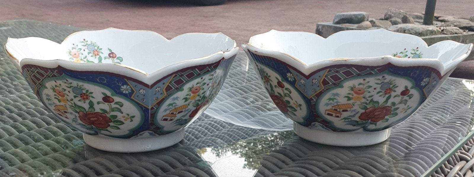 Twee porseleinen japanse lotus rijstkommen, Rond, Ophalen of Verzenden, Aardewerk, Minder dan 40 cm