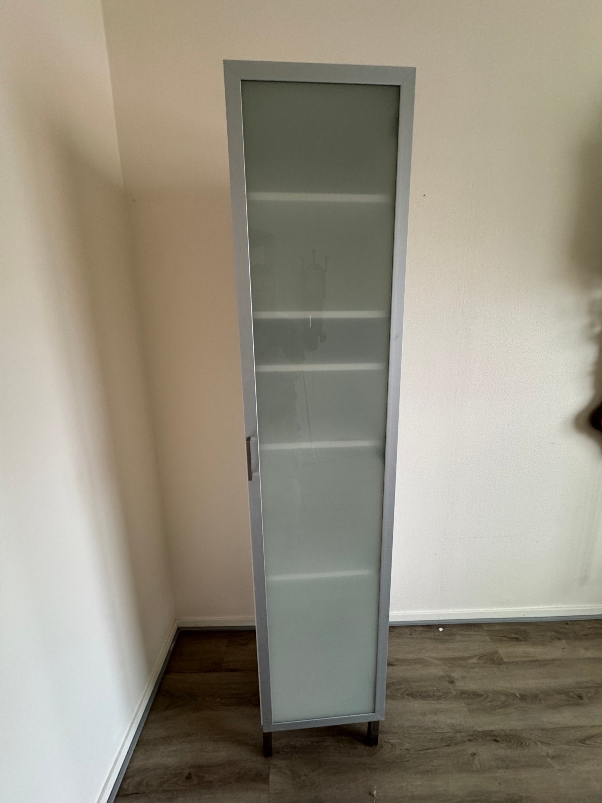 Gratis af te halen: Smalle hoge kast met glazen deur, Huis en Inrichting, Kasten | Overige, Ophalen, Gebruikt