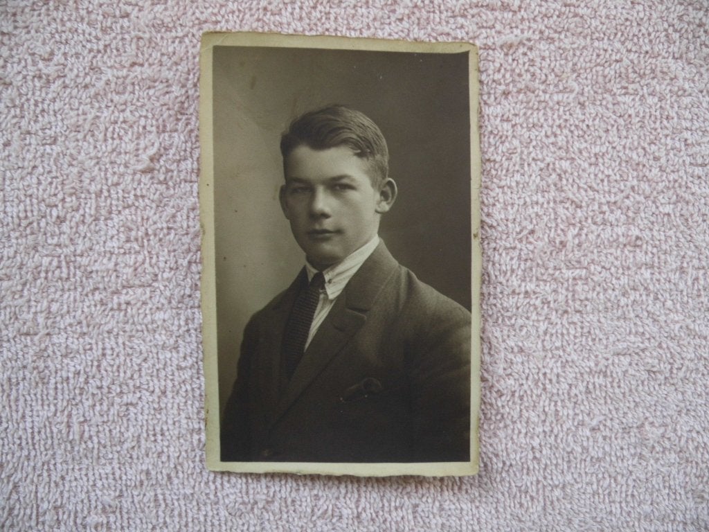 Oude foto van jonge man - Foto "PRINSES" Amsterdam, Gebruikt, Foto, Ophalen of Verzenden, Voor 1940