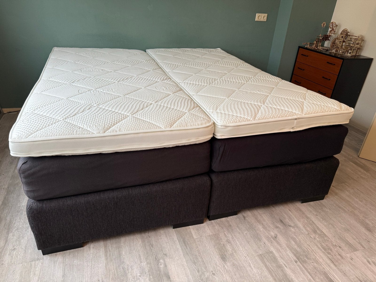 Boxspring 180 breed met matrassen, Ophalen, Gebruikt, Zwart, Tweepersoons