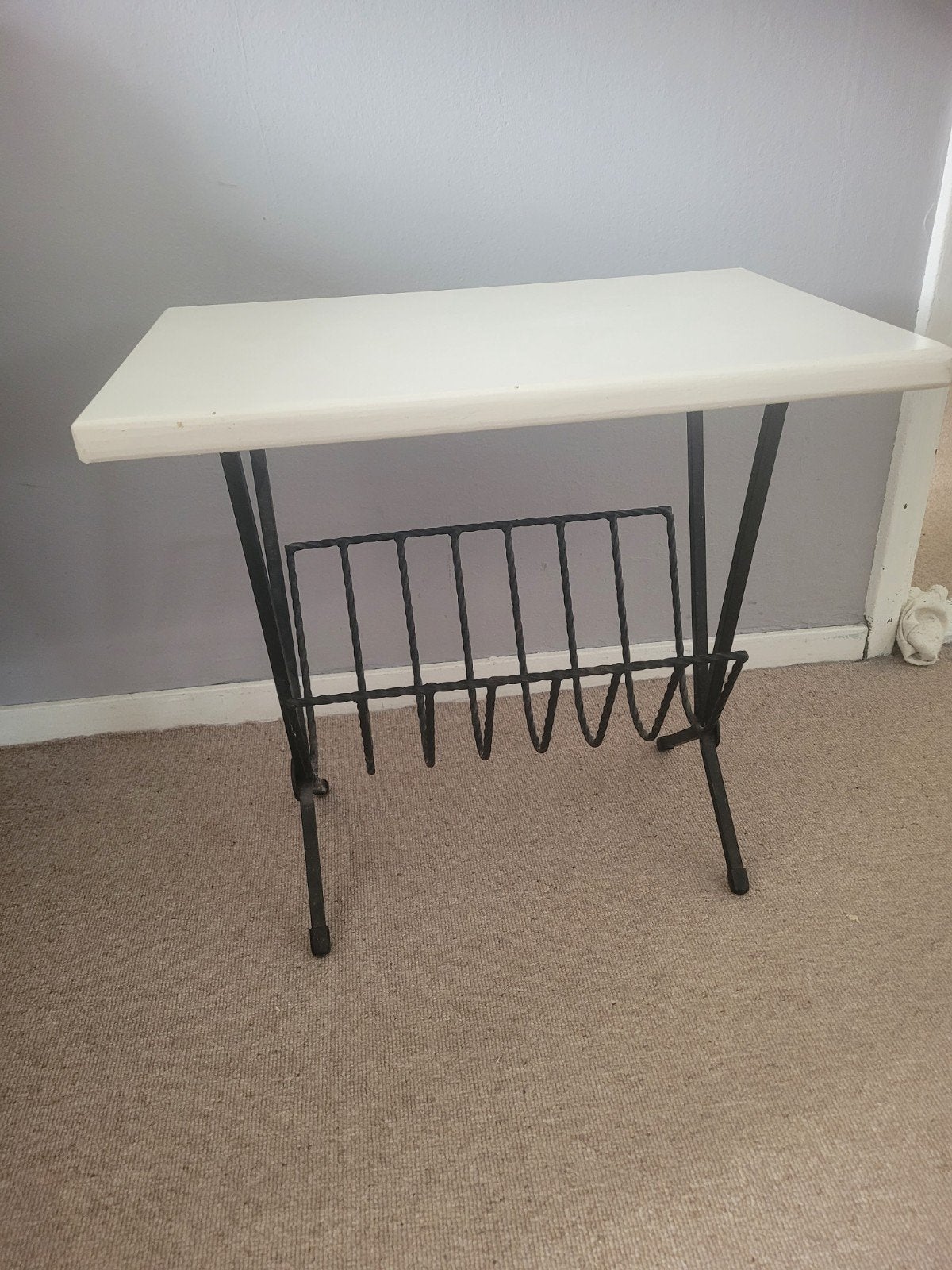 Vintage bijzettafel met tijdschriftenrek, Huis en Inrichting, Tafels | Bijzettafels, Gebruikt, Metaal of Aluminium, Rechthoekig