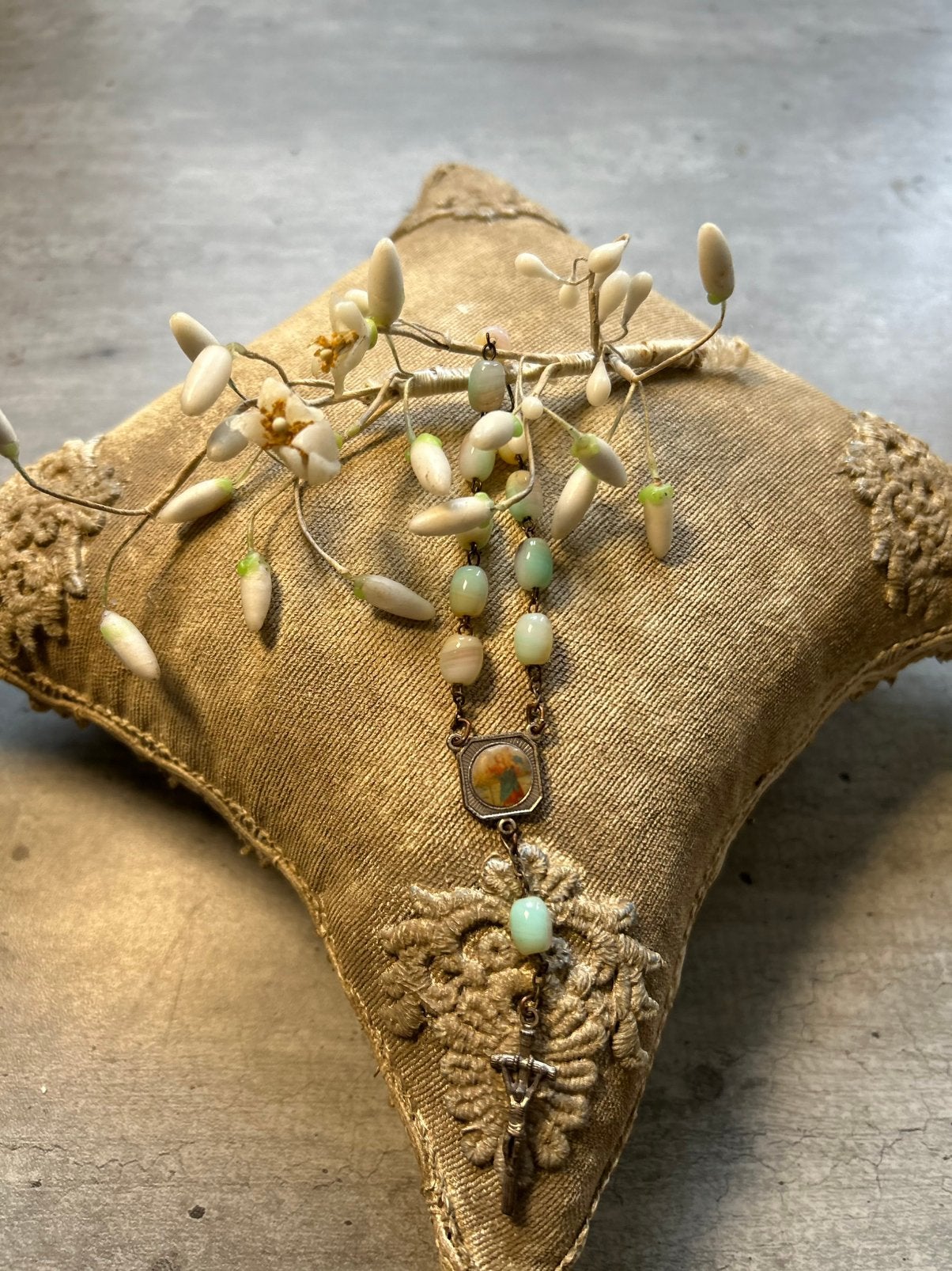 Antiek Bruidskussen met wassen bloemen en kleine rozekrans, Antiek en Kunst, Ophalen of Verzenden