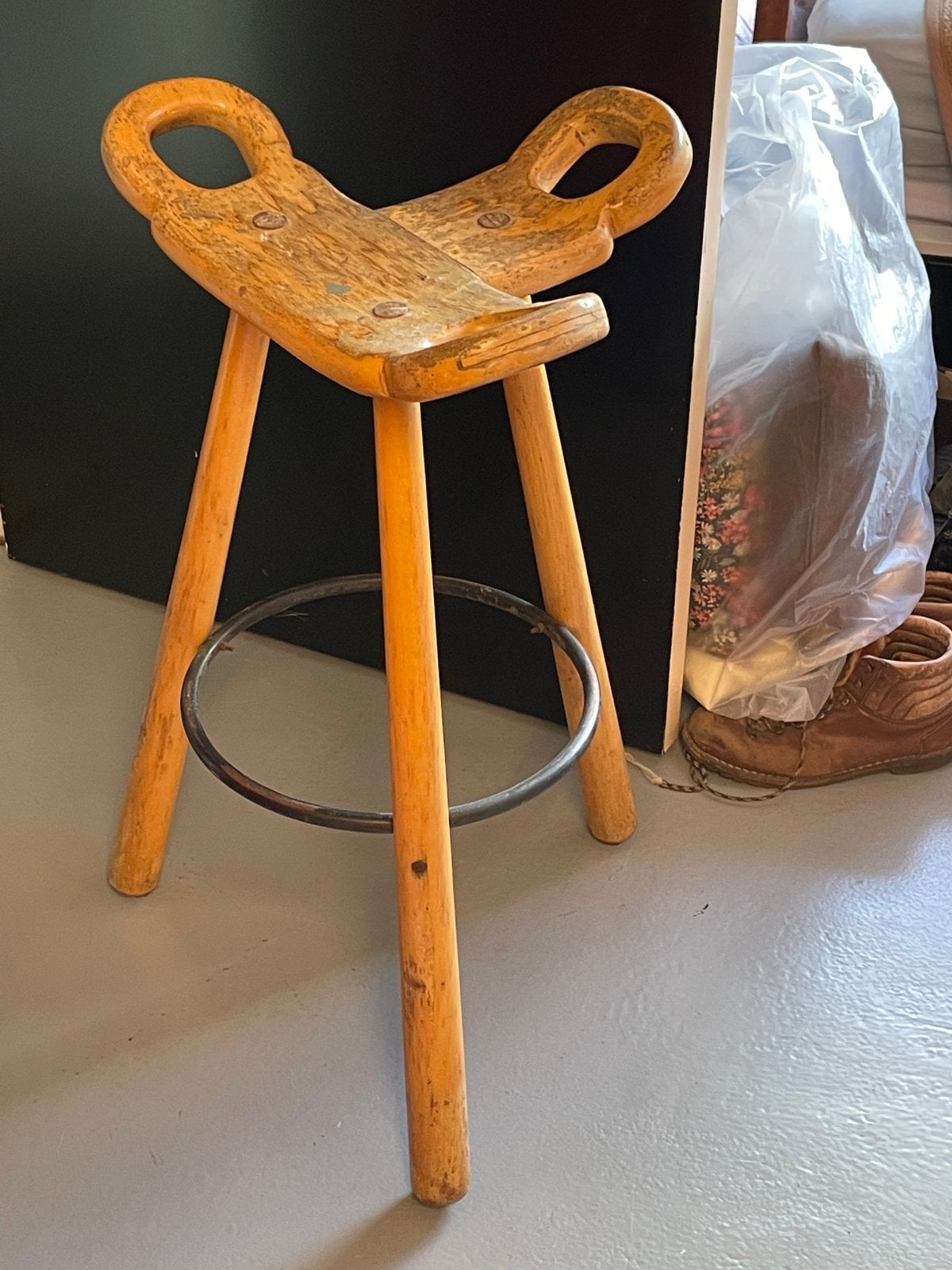 Vintage houten Spaanse barkruk zadelkruk kruk TLC nodig, Ophalen, Gebruikt, Met voetsteun, 60 tot 90 cm