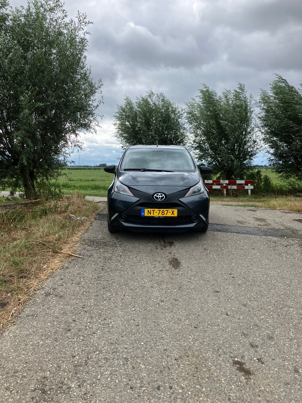 Toyota Aygo 1.0 12V Vvt-i 3DRS 2017 Grijs, Auto's, Voorwielaandrijving, Stof, 4 stoelen, Origineel Nederlands