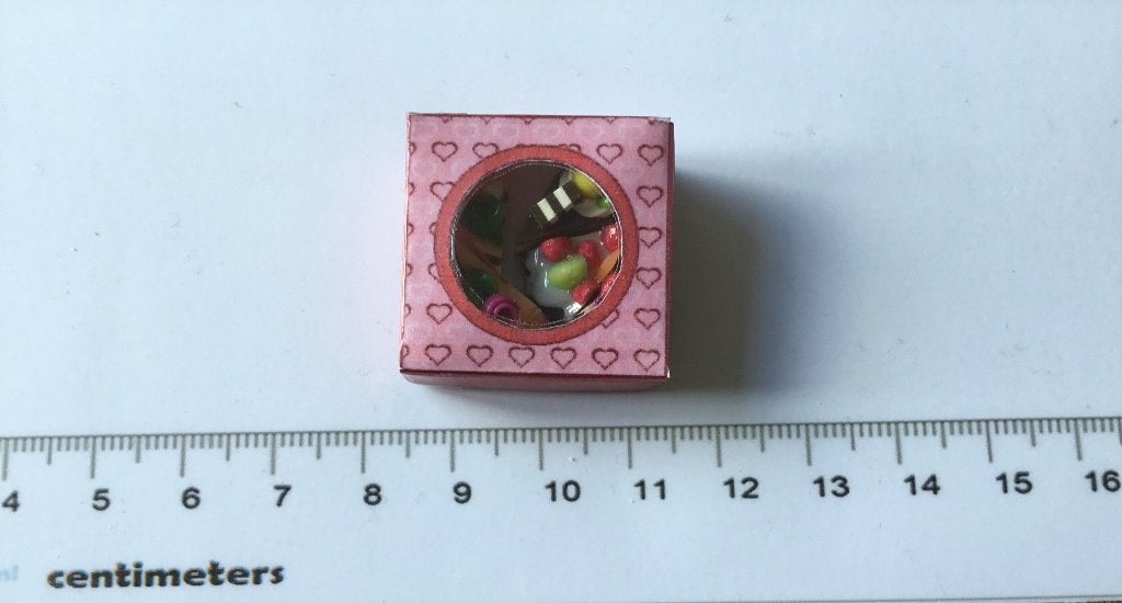 Poppenhuis miniaturen doos gebakjes 46, Ophalen of Verzenden, Nieuw, Poppenhuis