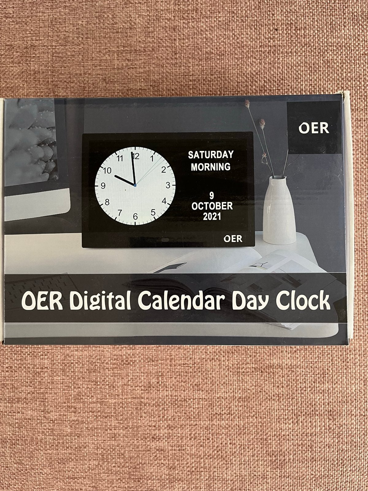 OER Digitale Kalender Dag Klok - Nieuw in doos, Huis en Inrichting, Woonaccessoires | Klokken, Zo goed als nieuw, Overige typen