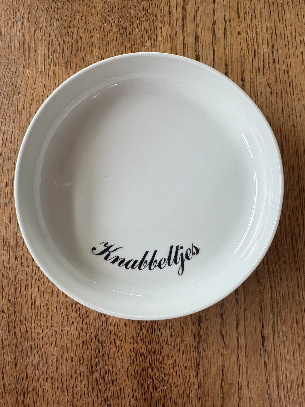 Wit snack- / borrelschaaltje "Knabbeltjes", Ophalen of Verzenden, Gebruikt, Overige stijlen, Schaal of Schalen