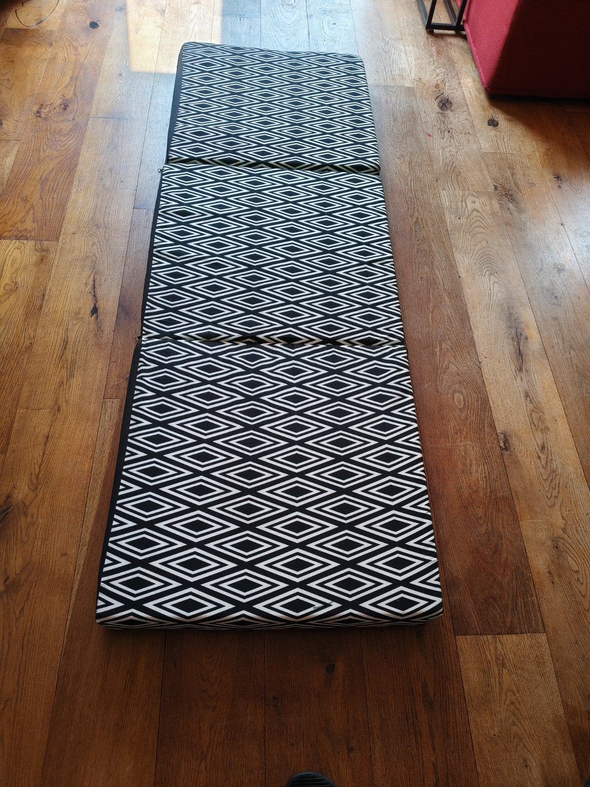 Opvouwbaar logeerbed/matras - Zwart/Wit patroon, Huis en Inrichting, Ophalen, Gebruikt, 125 cm of meer, Modern, Praktisch