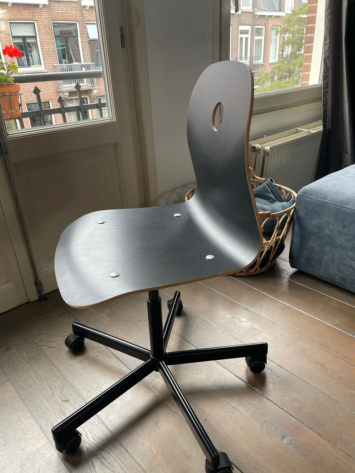 Foto 3 van IKEA SPORREN Bureaustoel - Zwart met houten accenten