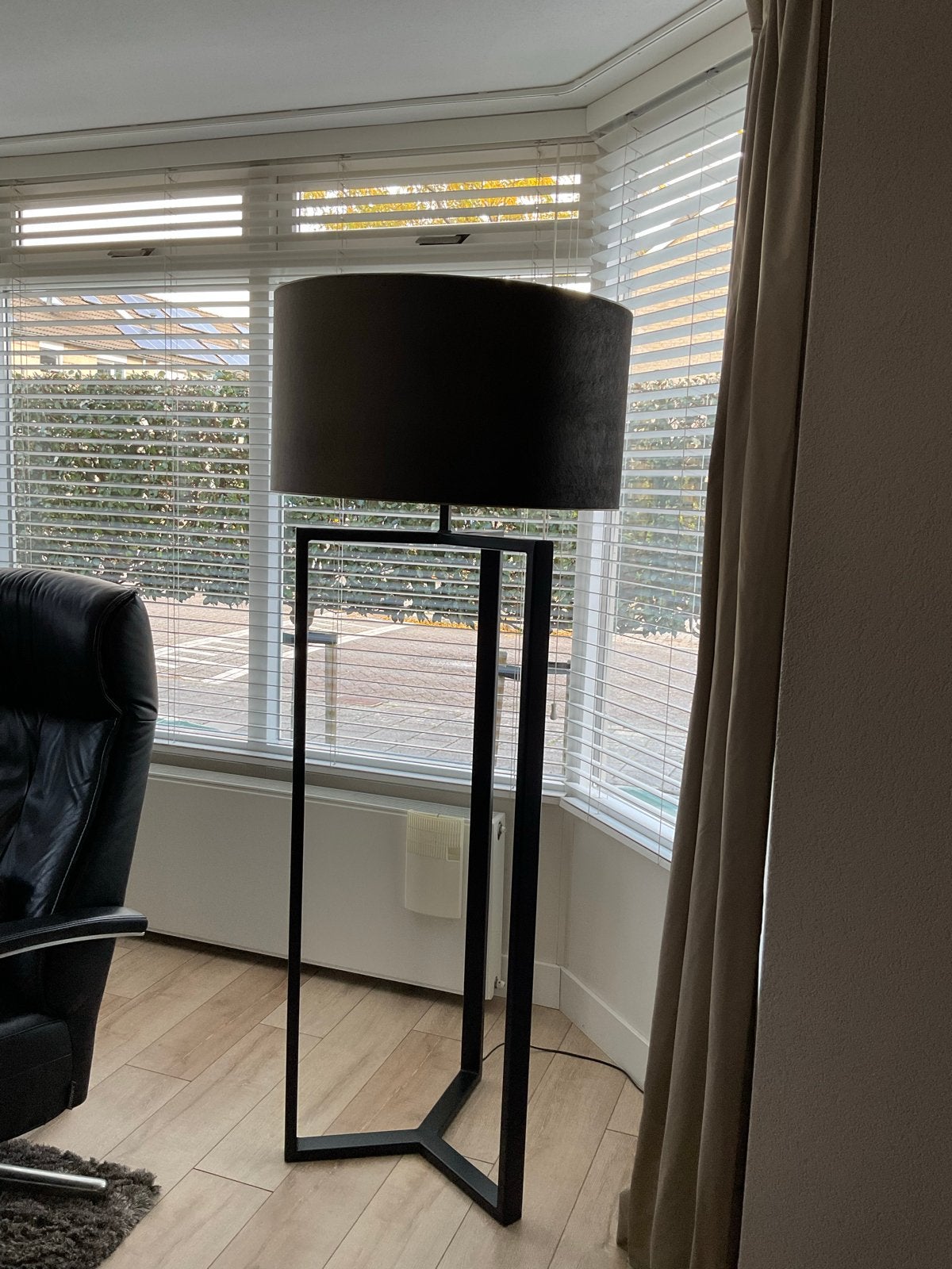 Moderne vloerlamp met taupe kap en metalen onderstel, Ophalen, E27 (groot), Zo goed als nieuw, Metaal