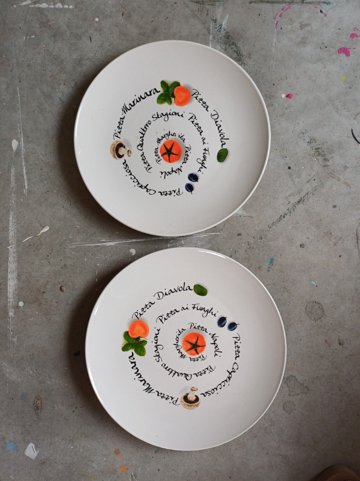 Set van 2 pizza borden met Italiaanse opdruk, Huis en Inrichting, Keuken | Servies, Ophalen of Verzenden, Gebruikt, Keramiek, Bord(en)