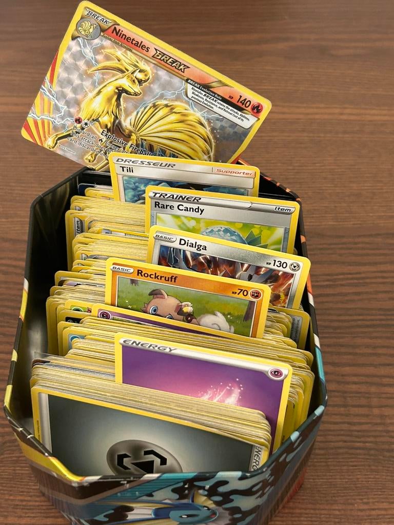 280 pokemon kaarten ,mapje en plastic houders, Hobby en Vrije tijd, Verzamelkaartspellen | Pokémon, Ophalen of Verzenden, Gebruikt