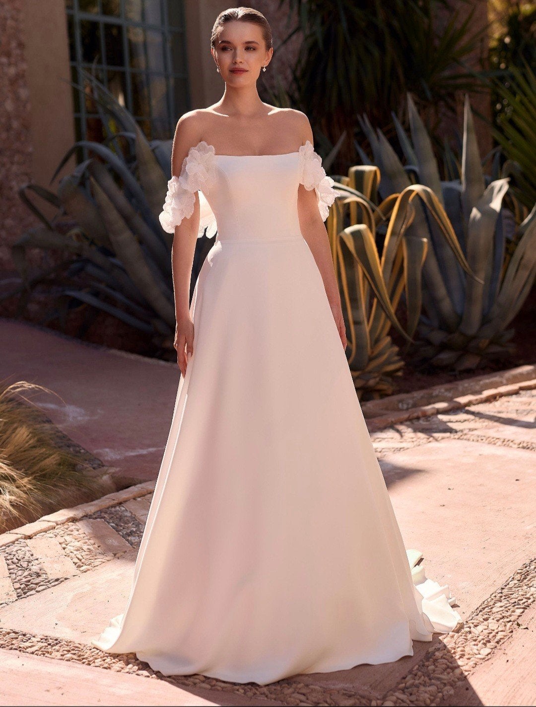 Nieuwe Bianco Evento trouwjurk 3d bloemen strapless mouwtjes, Ophalen of Verzenden, Nieuw, Wit, Trouwjurk