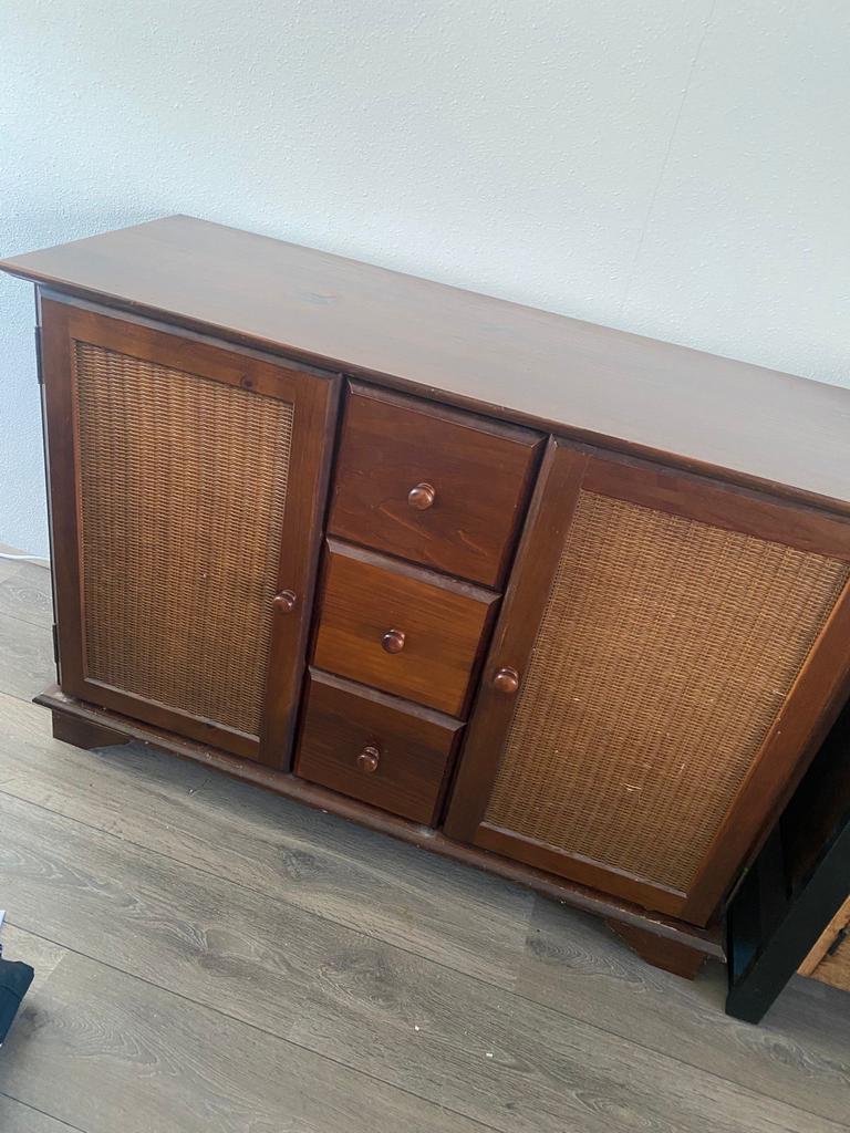 Kast bruin oud met rotan deuren en lades, Gebruikt, 150 tot 200 cm, Ophalen of Verzenden, Met lade(s)