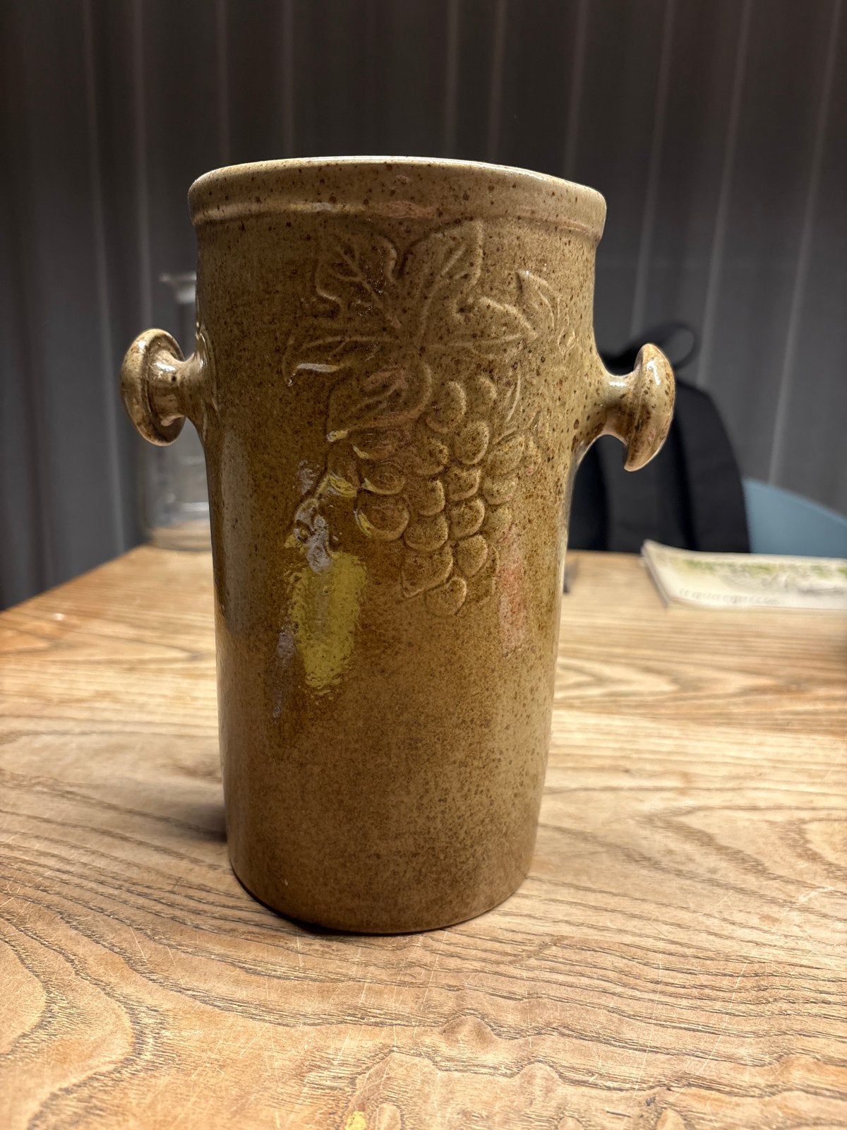Vintage Aardewerk Wijnkoeler met Druivenmotief, Antiek en Kunst, Antiek | Vazen, Ophalen