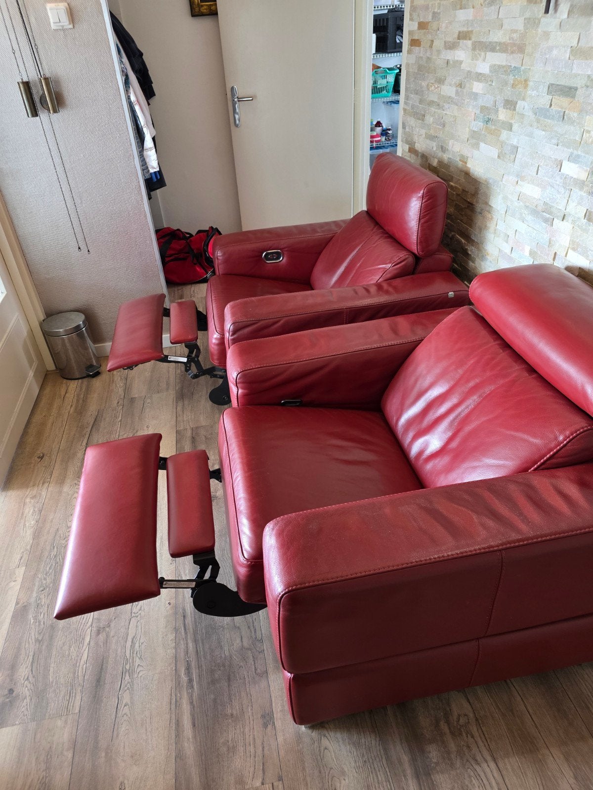 Rode leren relaxfauteuils met verstelbare voetensteun, Huis en Inrichting, Fauteuils, Modern, Comfortabel, Gebruikt, Ophalen of Verzenden