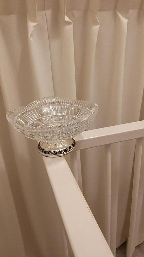 Vintage! Glazen koekjes schaal met bewerkte verzilverd voet., Gebruikt, Schaal, Ophalen of Verzenden, Glas