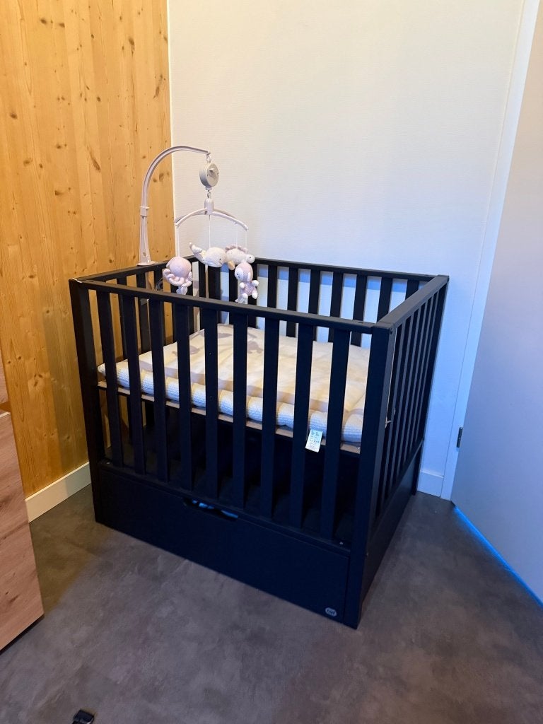 Zwarte box met lade en verstelbare bodem, Kinderen en Baby's, Ophalen, Zo goed als nieuw, Vierkant, In hoogte verstelbaar