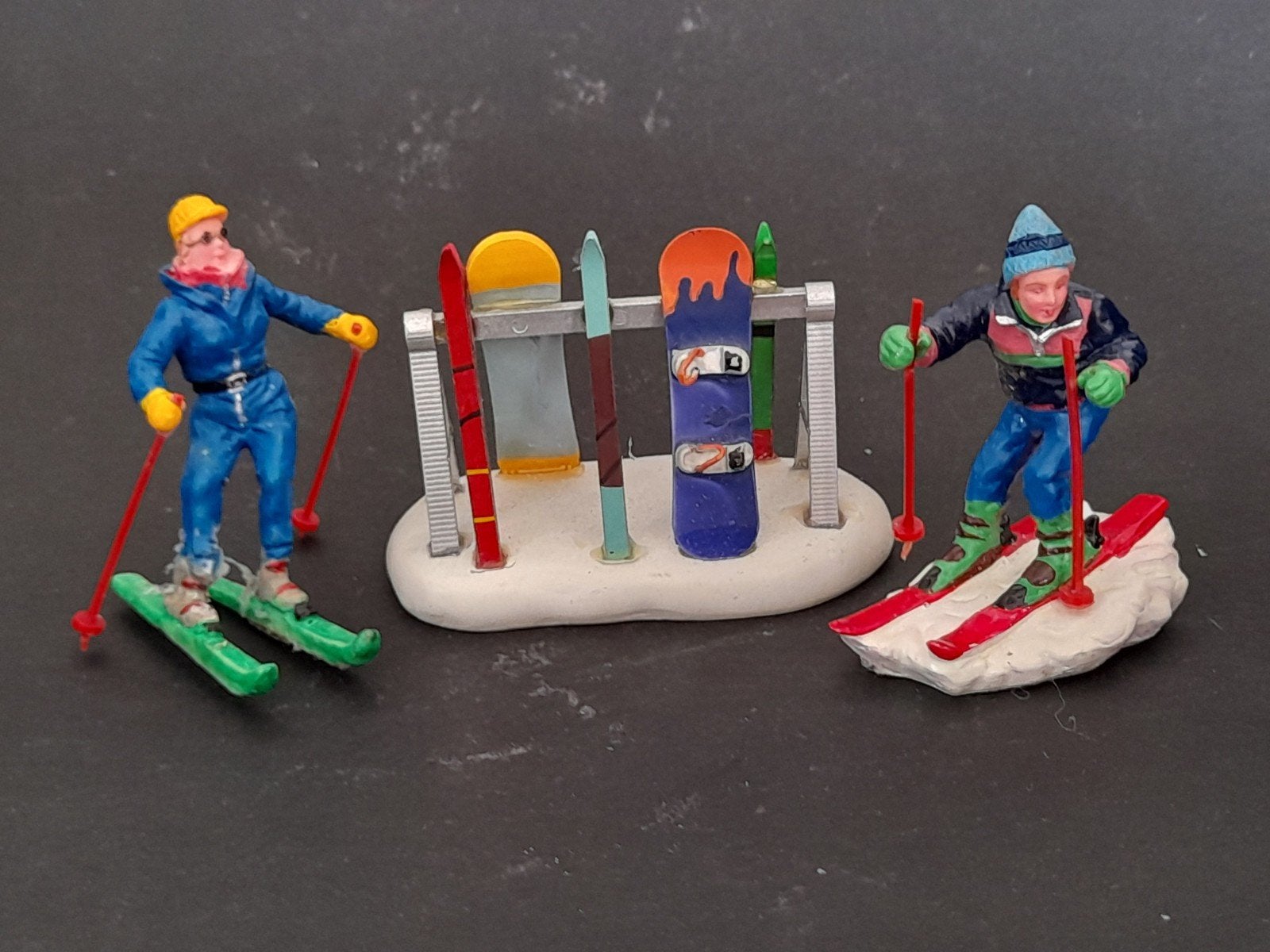 lemax kerst figuur c00 kerstdorp kersthuisjes ski winterdorp, Ophalen of Verzenden