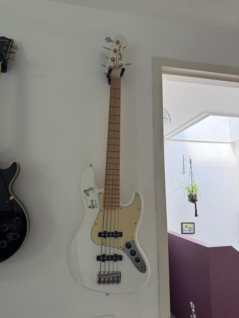 Fender Squier 5-string jazz bass, Muziek en Instrumenten, Snaarinstrumenten | Gitaren | Bas, Ophalen, Zo goed als nieuw, Elektrisch