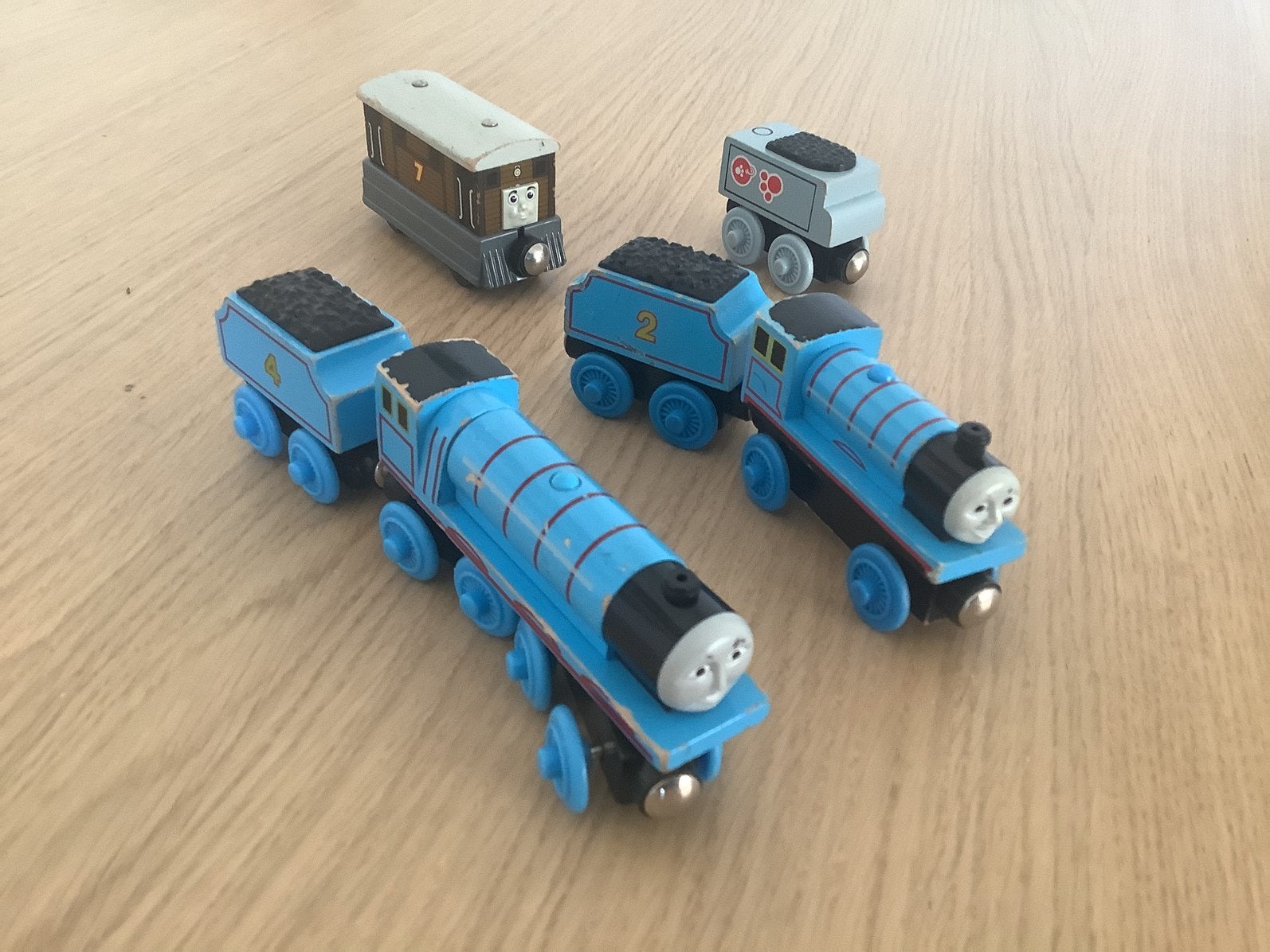 Thomas de Trein locomotief en tender 2 stuks + 2 wagons, Ophalen of Verzenden, Gebruikt