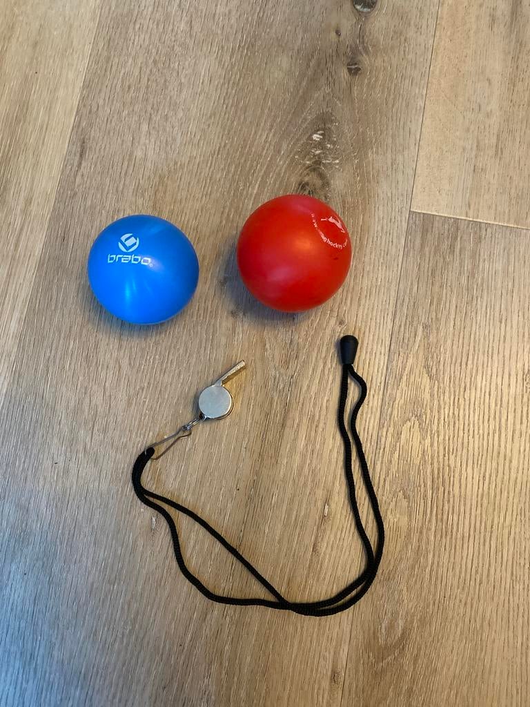 Hockeyballen (2x) en scheidsrerechtersfluitje, Ophalen, Zo goed als nieuw, Bal