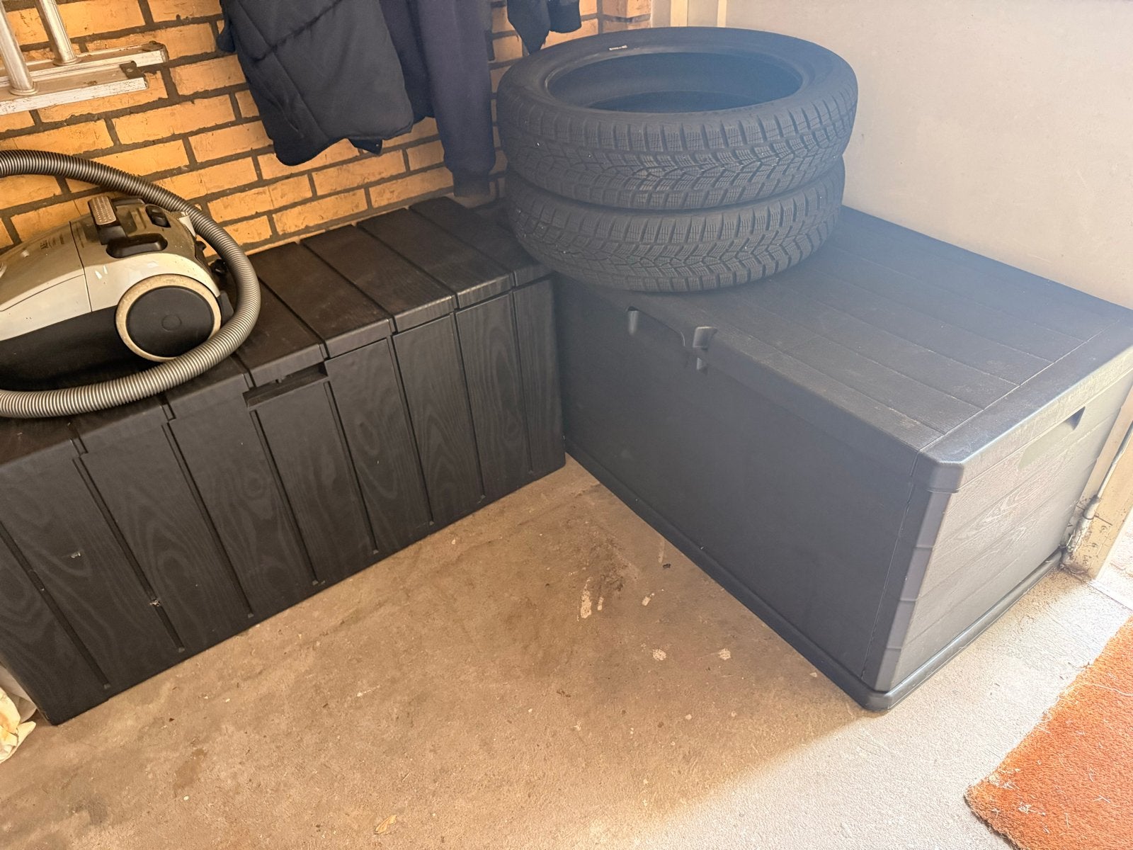 2x Grote Zwarte Kunststof Opbergkisten met Deksel, Huis en Inrichting, Ophalen, Gebruikt, Kunststof