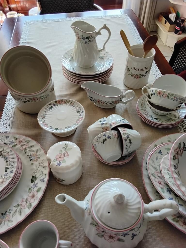 Spring Fields servies van Wood & Sons, Jenny Rhodes, Huis en Inrichting, Keuken | Servies, Zo goed als nieuw, Bord(en), Overige stijlen