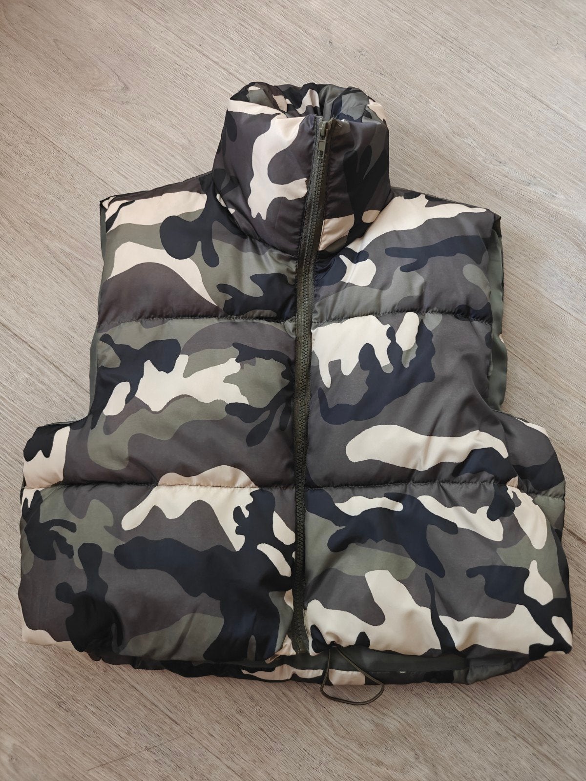 Nieuwe bodywarmer legerprint maat 40, Verzenden, Nieuw, Maat 38/40 (M)