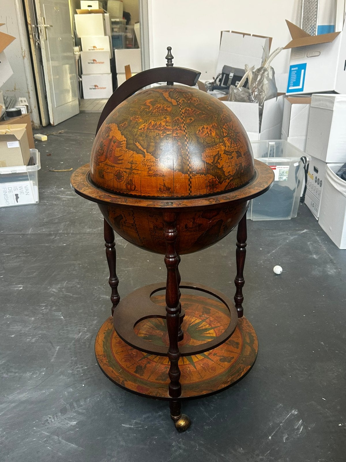 Prachtige bar globe in de vorm van een wereldbol, Ophalen