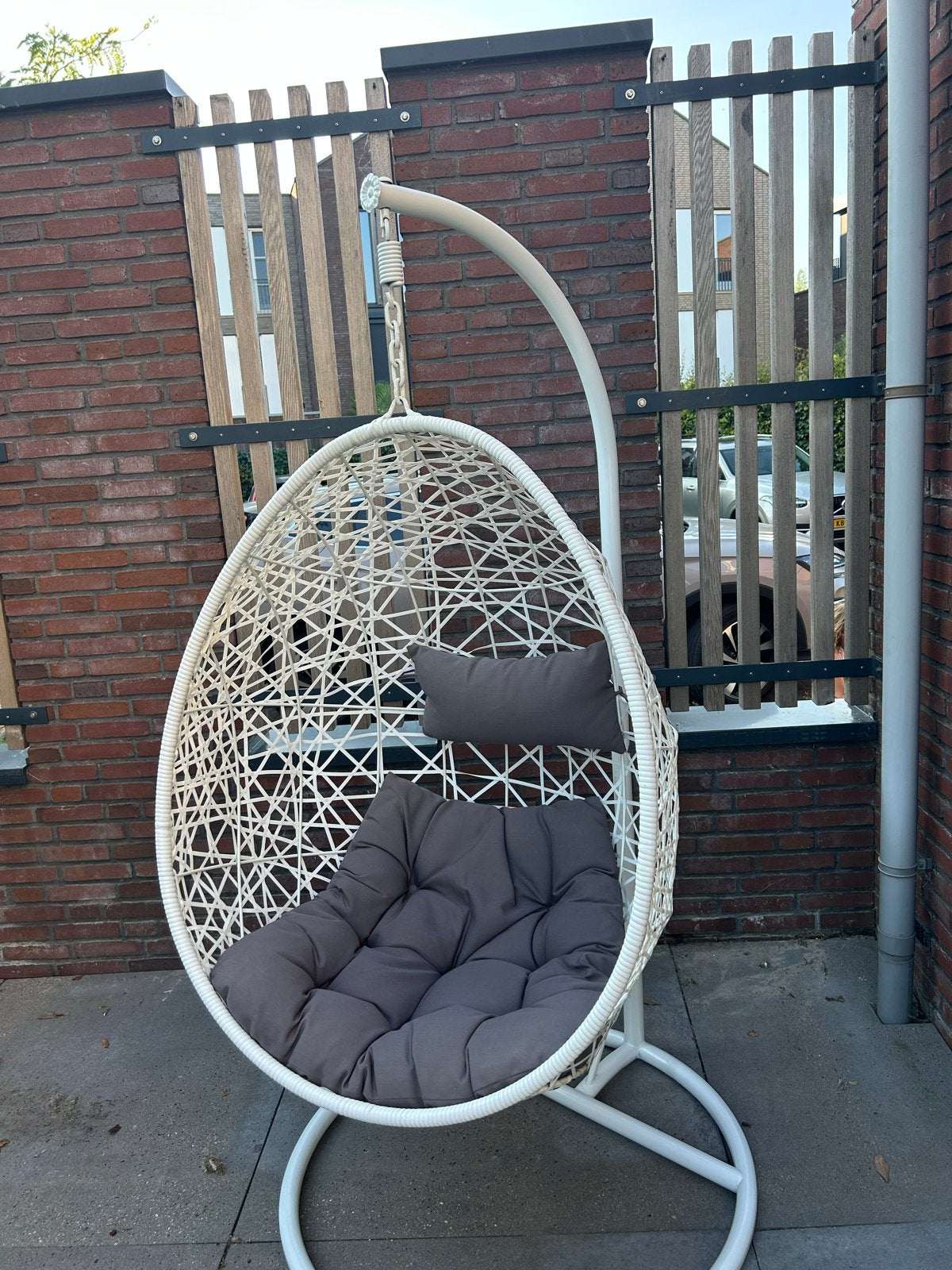 Witte hangstoel met donkergrijze kussens, Ophalen, Zo goed als nieuw, Wicker