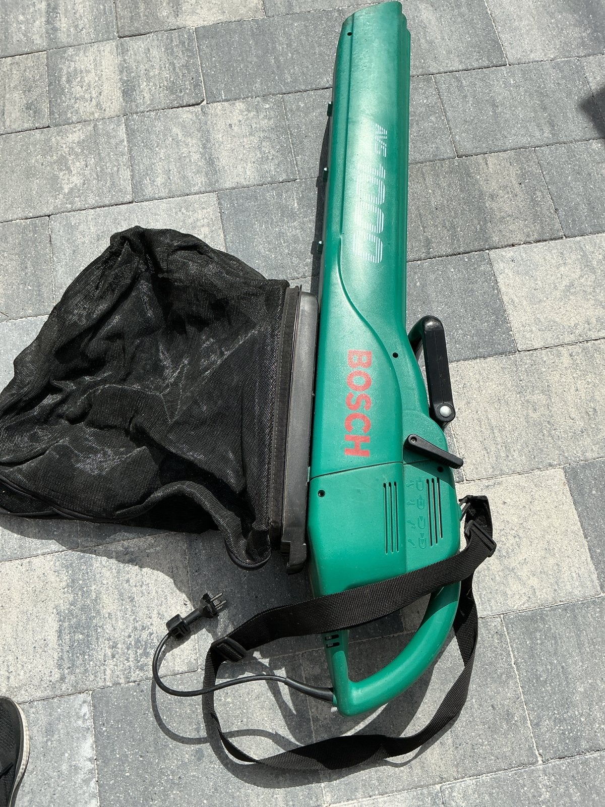Bosch AVS 1000 Bladblazer met Zuigfunctie en Opvangzak, Gebruikt, Handgedragen, Ophalen of Verzenden, Met opvangzak
