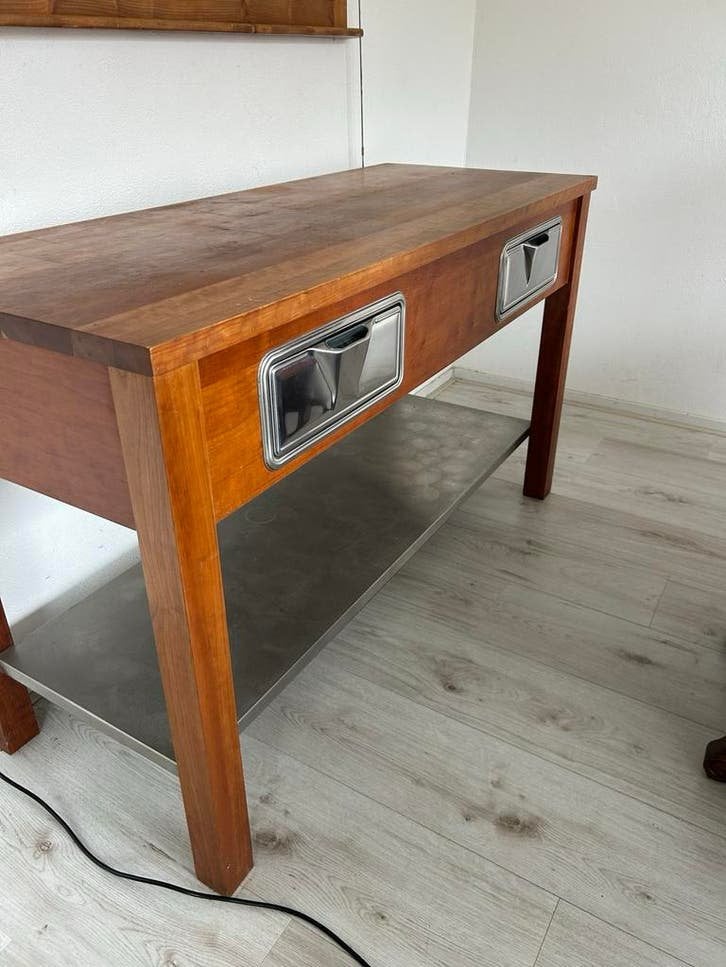 Robuuste houten koffietafel met metalen details, Ophalen, Gebruikt, 50 tot 100 cm, 150 tot 200 cm
