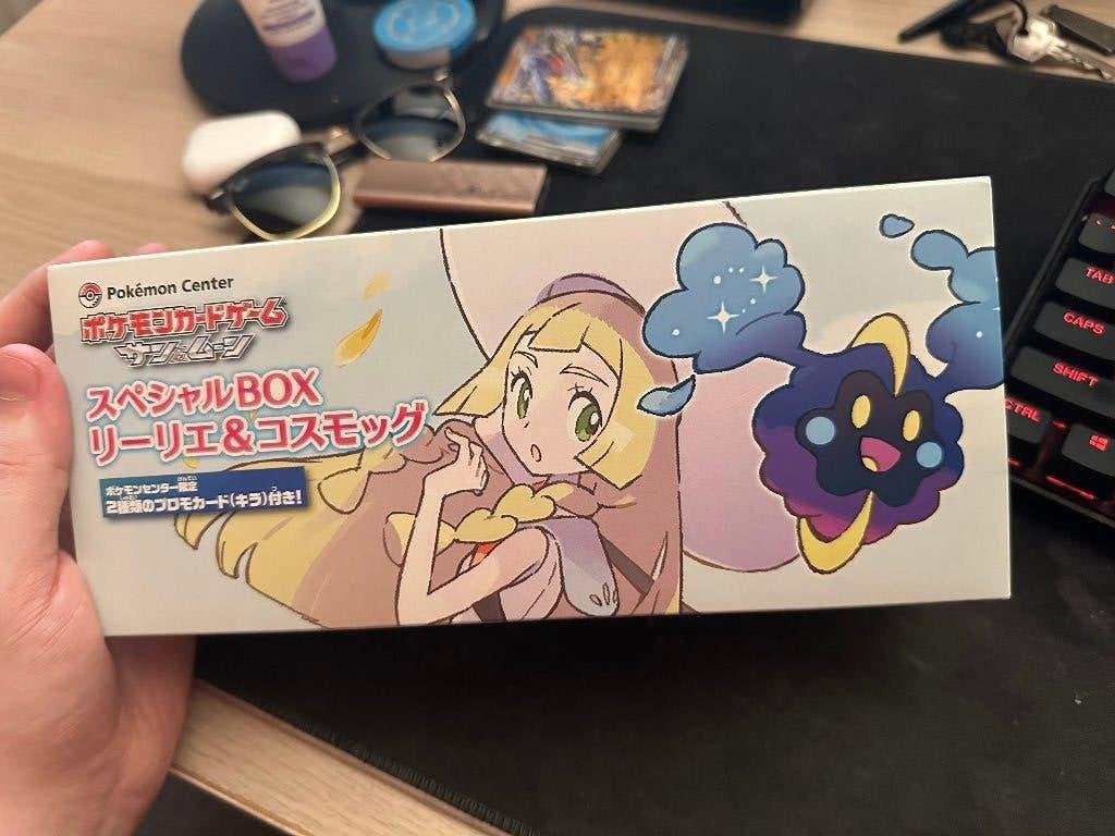 Japans Pokemon center Lillie & Cosmog box (leeg), Hobby en Vrije tijd, Verzamelkaartspellen | Pokémon, Ophalen, Zo goed als nieuw