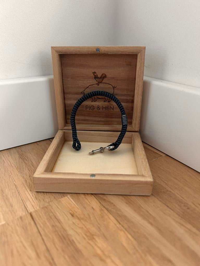 Pig & Hen Blauw Armbandje, Sieraden, Tassen en Uiterlijk, Armbanden, Ophalen of Verzenden, Zo goed als nieuw, Blauw