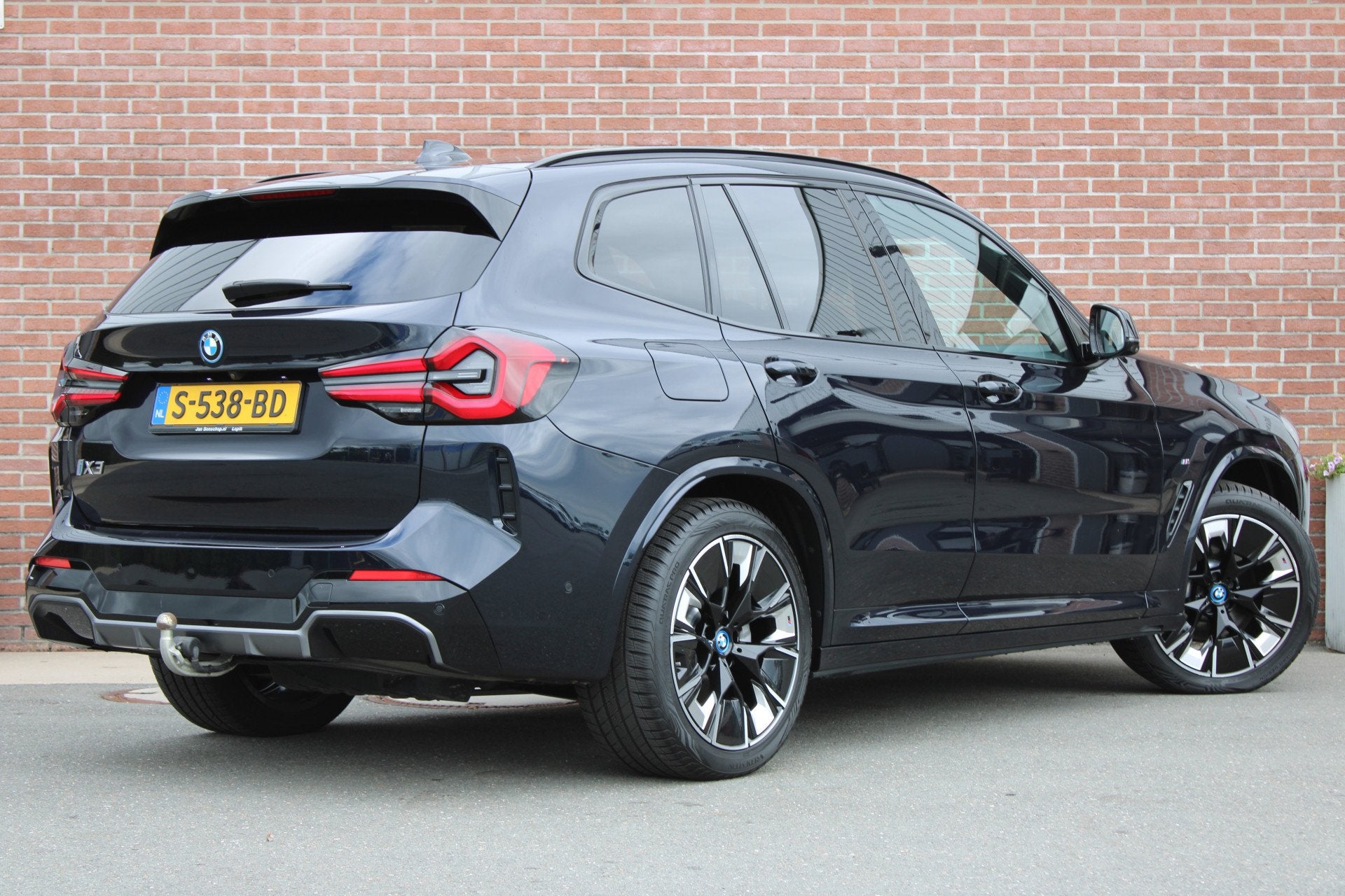 BMW iX3 High Executive M Sport 80 kWh |PANO-DAK|HUD|TREKHAAK, Automaat, Achterwielaandrijving, 110 €/maand, Zwart