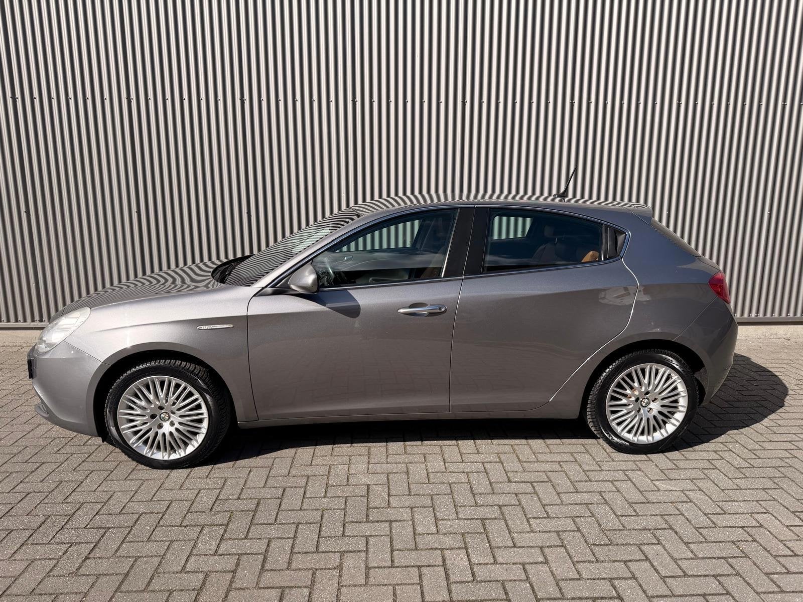 Alfa Romeo Giulietta 1.4 T Distinctive Automaat|Navi|Leder|P, Auto's, Euro 5, Beige, 4 cilinders, Leder