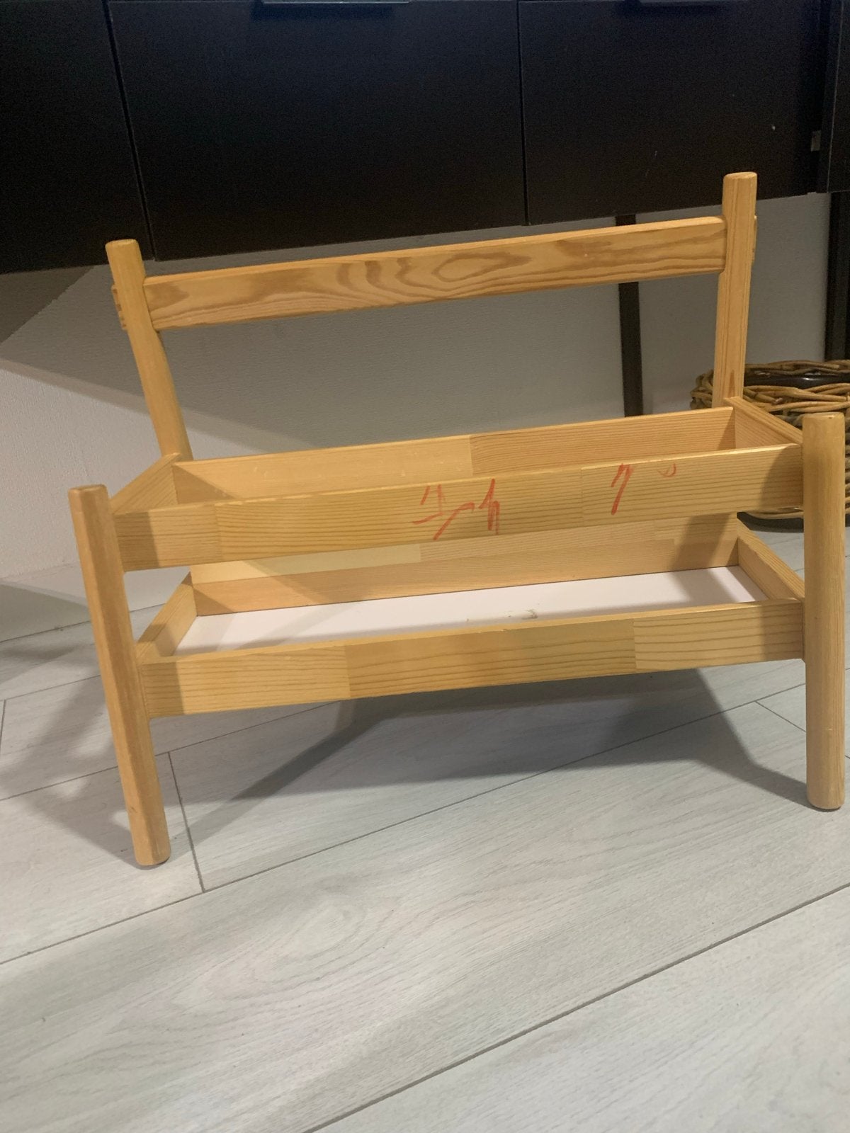Houten boekenrek / lectuurbak / tijdschriftenrek, Huis en Inrichting, Woonaccessoires | Krantenbakken en Lectuurbakken, Ophalen