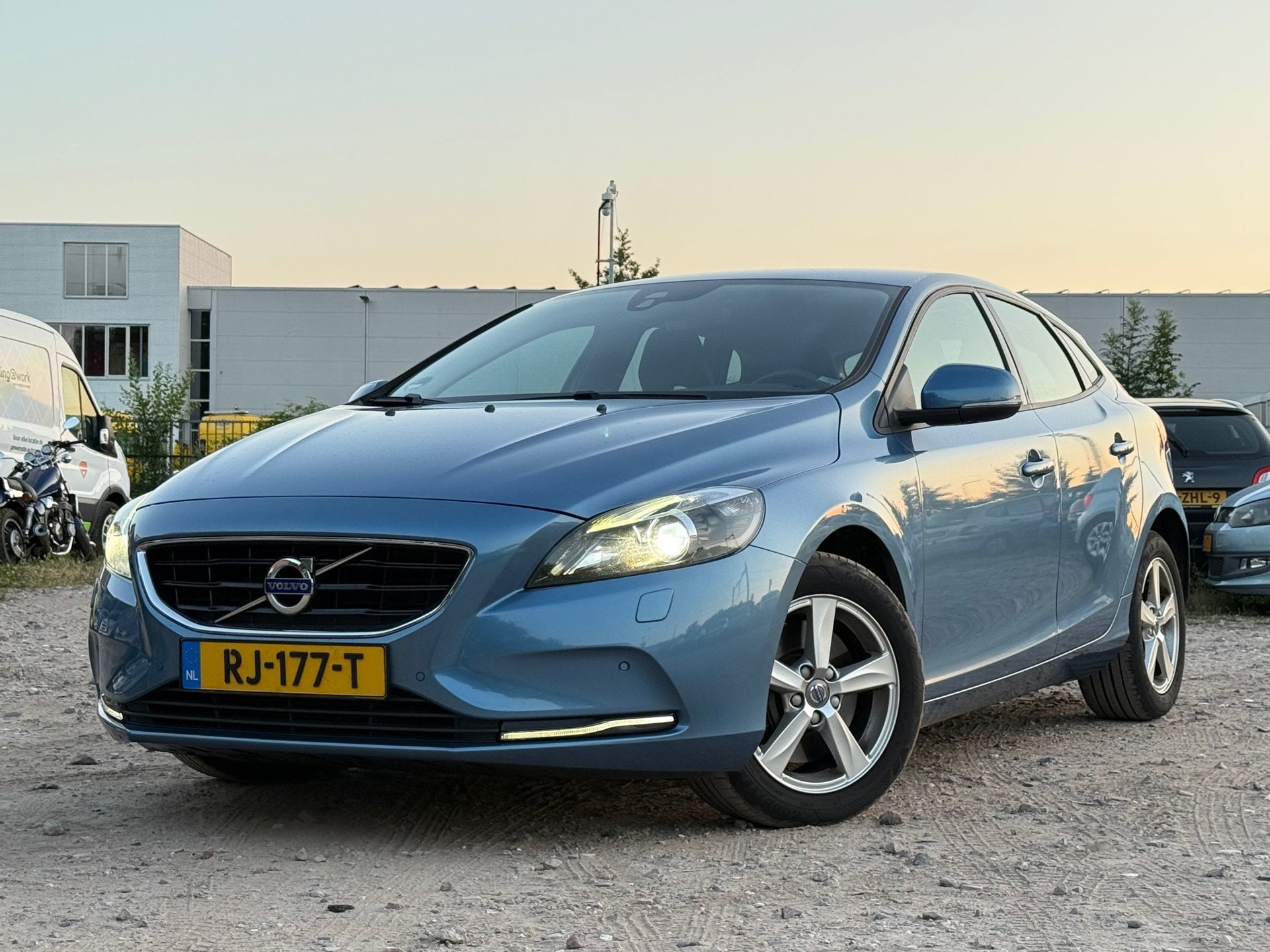 Volvo V40 2.0 D2 Momentum/AUTOMAAT/ZOMERBLAUW, Auto's, Gebruikt, Euro 6, 4 cilinders, Blauw