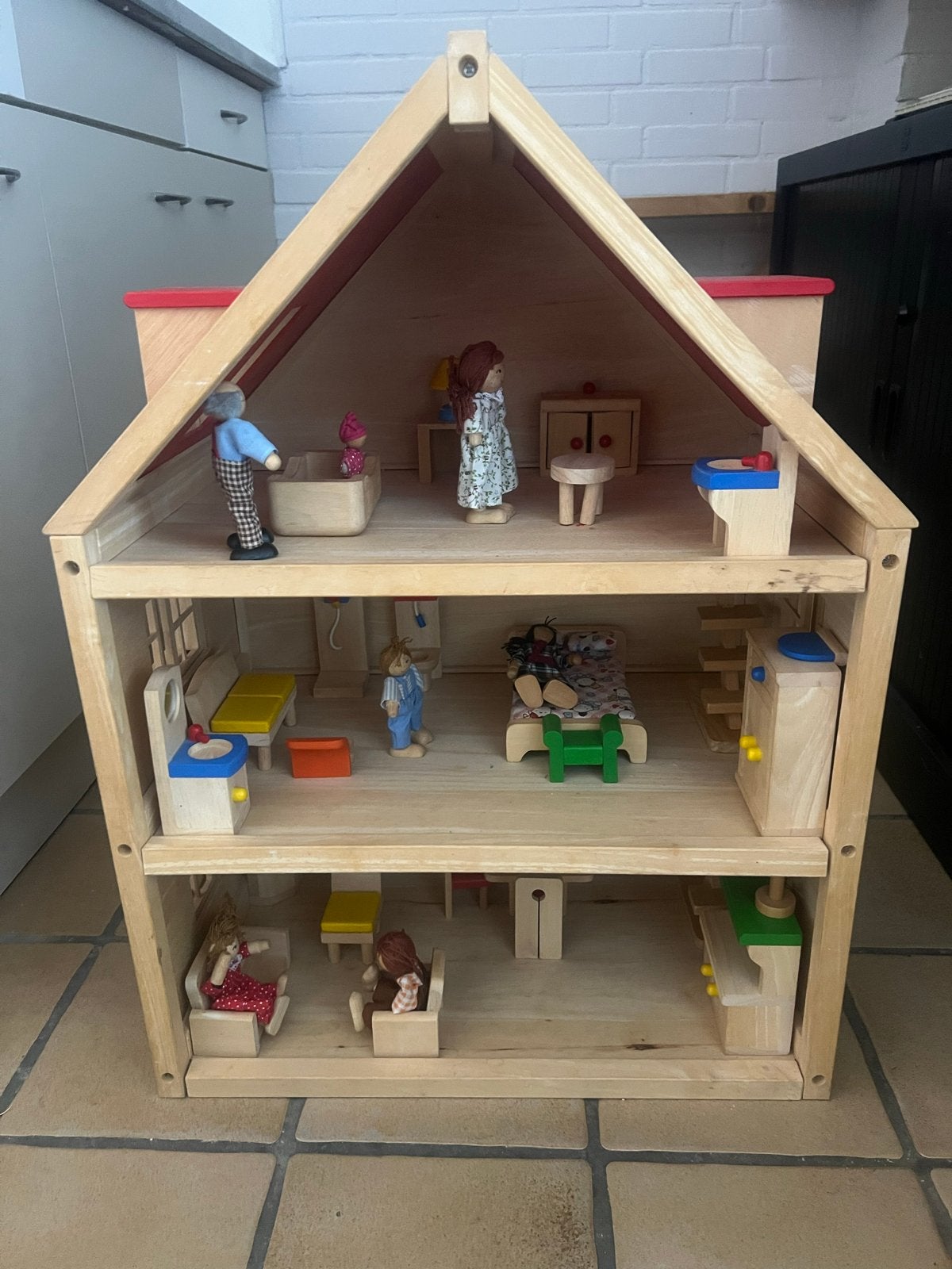 Houten poppenhuis met meubels en poppen, Kinderen en Baby's, Ophalen, Gebruikt, Poppenhuis