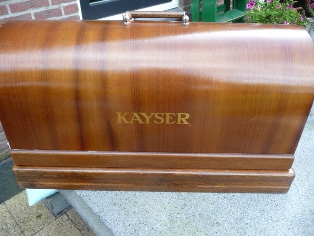 Kayser schommelschuit naaimachine, Ophalen