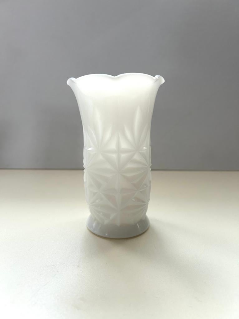 Melkglas vaasje, Overige kleuren, Ophalen of Verzenden, Minder dan 50 cm, Glas