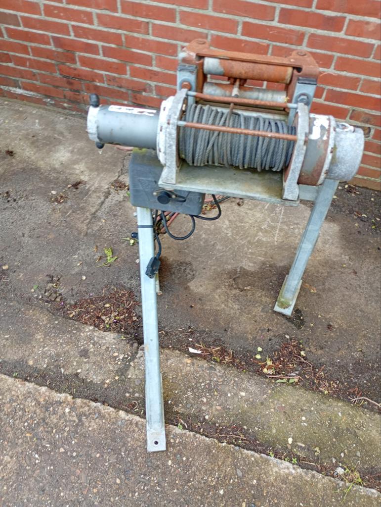 Elektrische lier met staalkabel en standaard, Doe-het-zelf en Verbouw, Lieren en Takels, Ophalen of Verzenden, Gebruikt