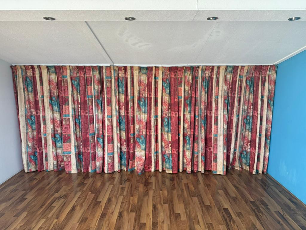3 stuks retro gordijnen - memphis style- rood, beige, blauw, Huis en Inrichting, Stoffering | Gordijnen en Lamellen, Ophalen, Zo goed als nieuw