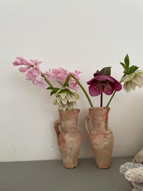 2 x kleine terracotta kruiken. Rustieke amphora / urn., Antiek en Kunst, Ophalen