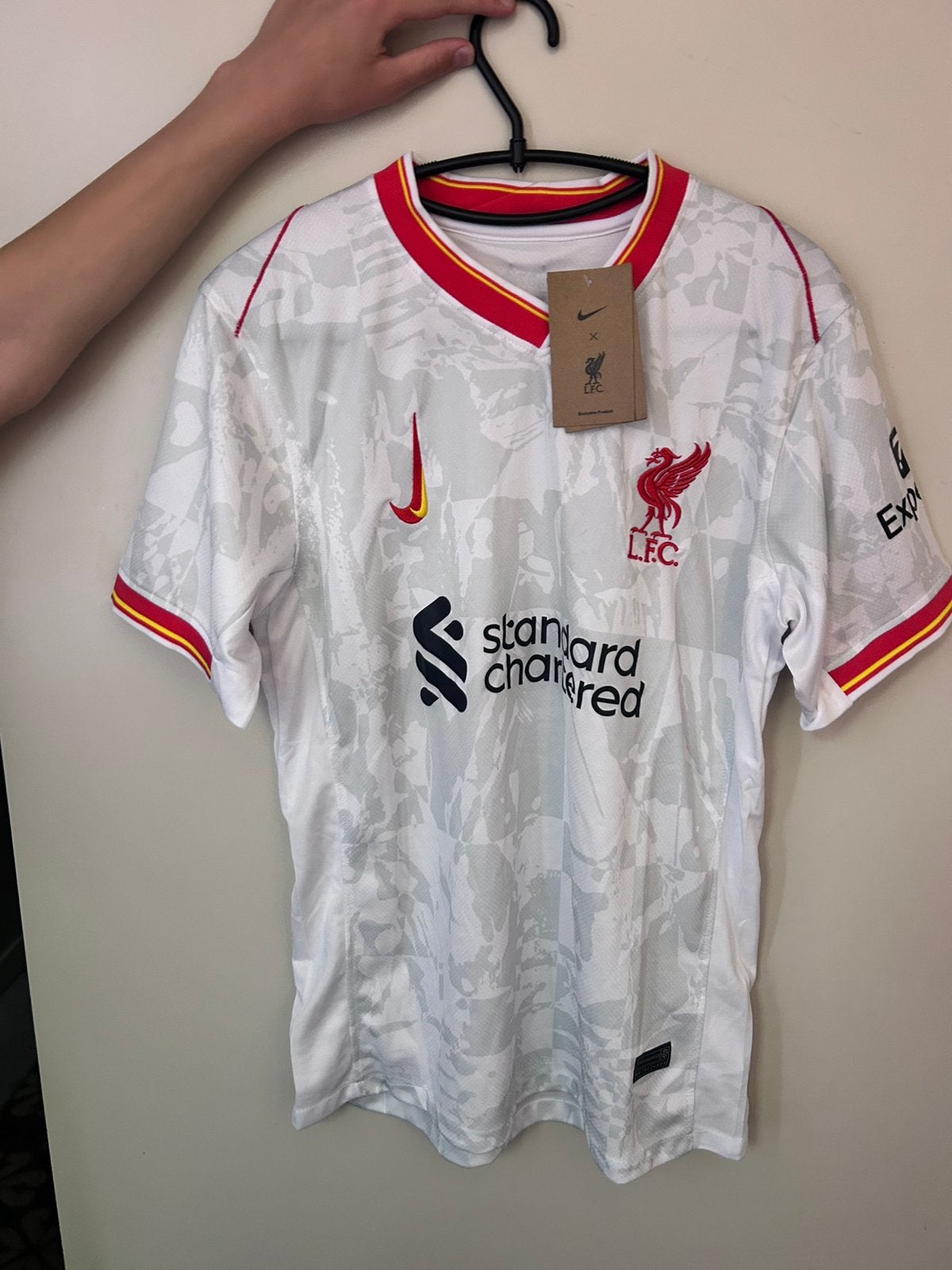 Nike Liverpool FC Uitshirt Wit/Rood 2024/25 – Nieuw –, Sport en Fitness, Voetbal, Maat S, Ophalen of Verzenden, Nieuw, Shirt