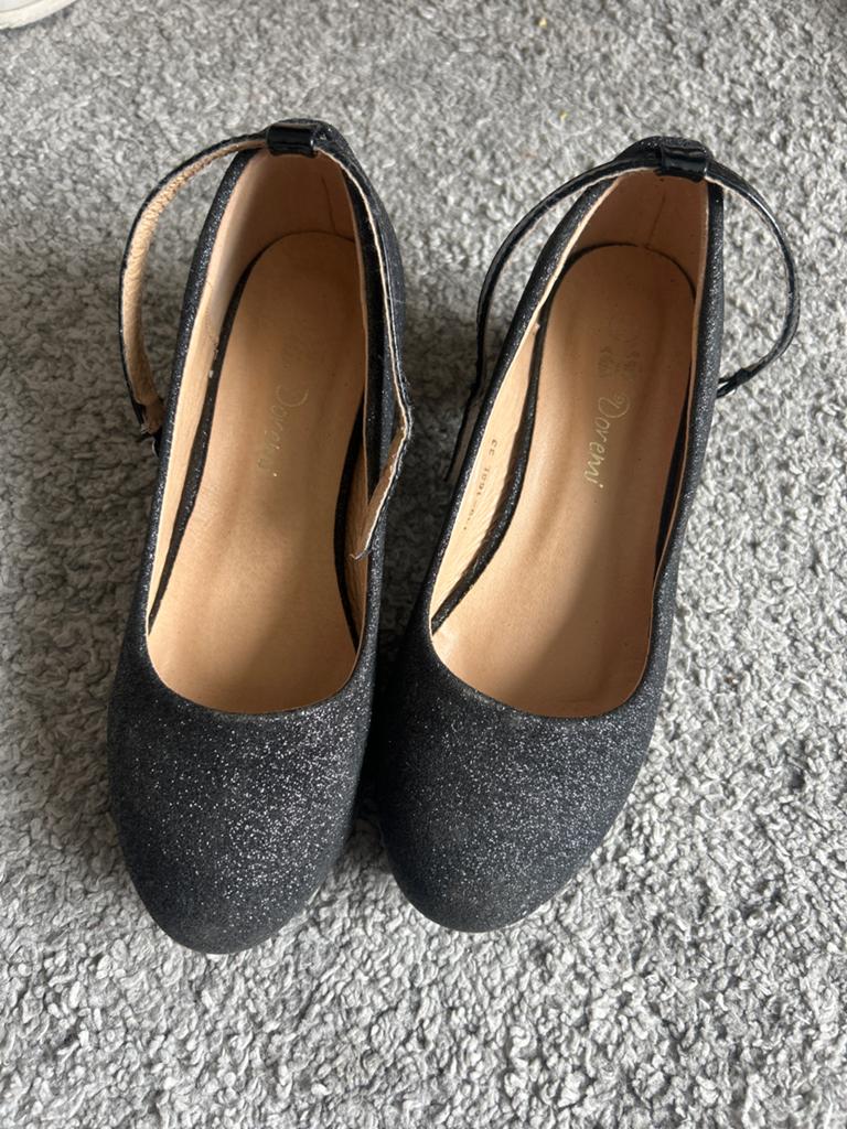Zwarte glitter schoenen met bandje - Maat 33, Ophalen of Verzenden, Gedragen, Zwart, Schoenen met lage hakken