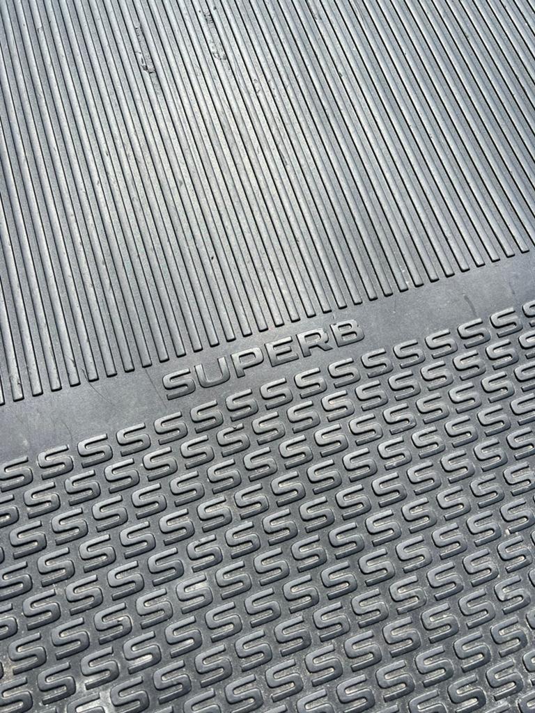 Skoda SuperB (combi) rubberen kofferbakmat, Auto diversen, Kofferbakmatten, Ophalen, Zo goed als nieuw